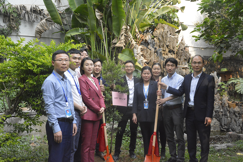 領(lǐng)導(dǎo)植樹(shù)